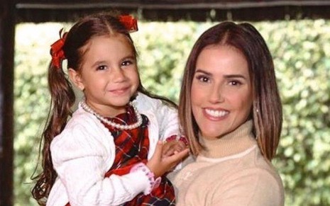 Deborah Secco com a filha Maria Flor no colo
