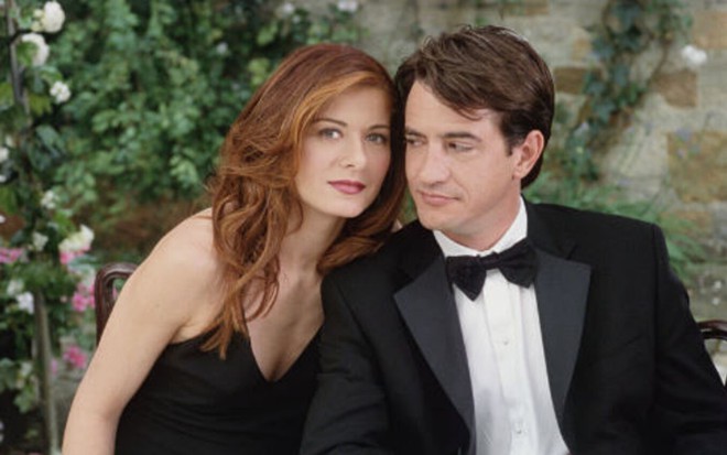 Debra Messing, como Kat, e Dermot Mulroney, como Nick, conversam em cena do filme Muito Bem Acompanhada (2005)