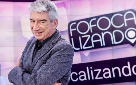 Décio Piccinini no cenário do Fofocalizando, no SBT, em foto de divulgação da emissora