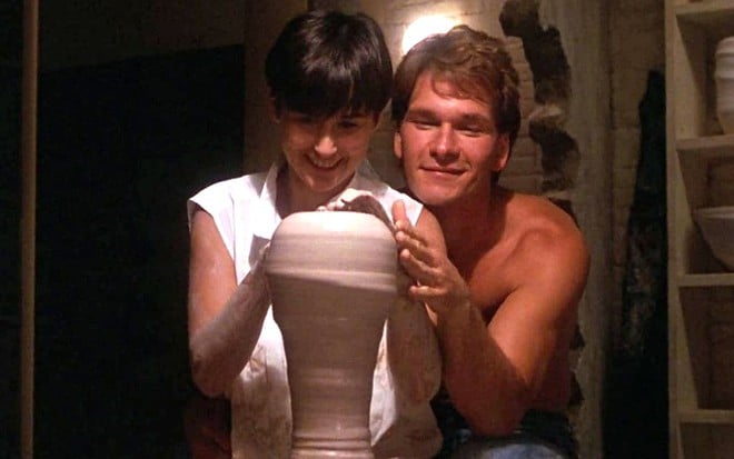 Demi Moore e Patrick Swayze moldam um vaso de barro em cena clássica de Ghost - Do Outro Lado da Vida (1990)