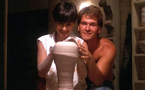 Demi Moore e Patrick Swayze moldam um vaso de barro em cena clássica de Ghost - Do Outro Lado da Vida (1990)