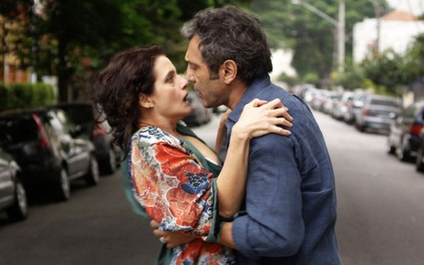 No meio da rua, Denise Fraga é abraçada por Domingos Montagner em cena do filme De Onde Eu Te Vejo (2016)