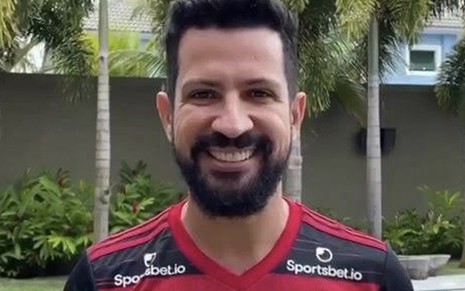 O músico Dennis DJ com a camisa do Flamengo