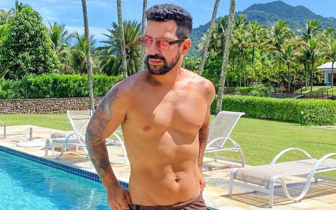 Imagem de Dennis DJ apenas de sunga em Mangaratiba, no Rio de Janeiro
