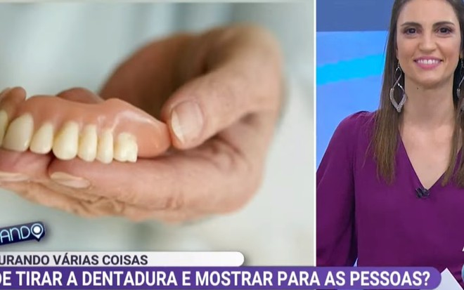 Imagem da reprodução de uma dentadura no Triturando com Chris Flores ao lado