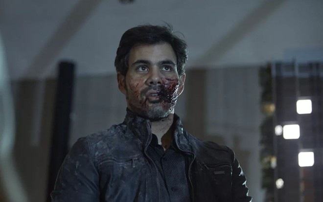 Juliano Cazarré com o rosto machucado em cena do filme Dente por Dente