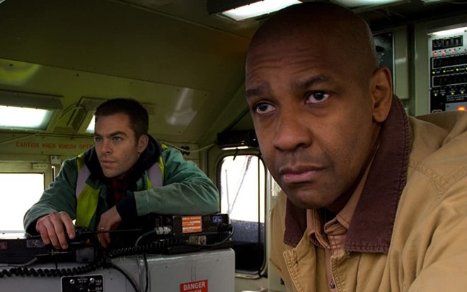 Chris Pine e Denzel Washington estão em uma cabine de locomotiva em cena do filme Incontrolável (2011)