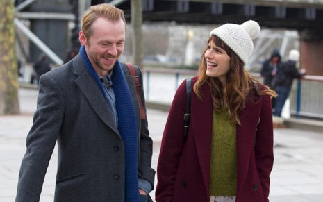 Jack (Simon Pegg) e Nancy (Lake Bell) andando e conversando na neve