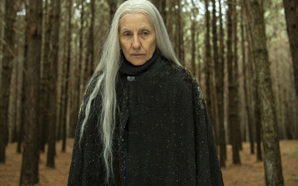 Cássia Kis caracterizada como a bruxa Haia na série Desalma, do Globoplay