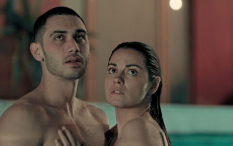Personagens de Maite Perroni e Alejandro Speitzer juntos em piscina em cena da série Desejo Sombrio