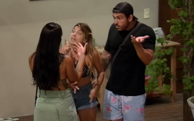 Camilla Costa discute com Bárbara Morais (que está de costas) enquanto João Hadad observa no De Férias com o Ex
