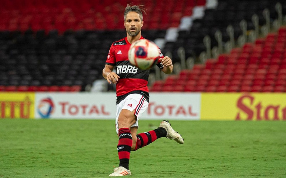 Meio-campista Diego em ação pelo Flamengo, com a bola em primeiro plano