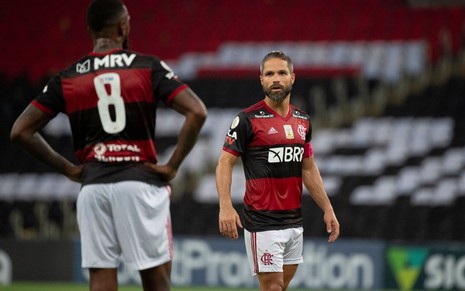 Meio-campista Diego olhando para o companheiro de Flamengo, Gerson, que está de costas