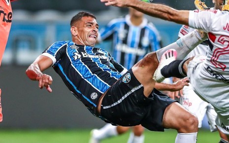 Imagem de Diego Souza em campo durante jogo do Grêmio contra o São Paulo na Copa do Brasil