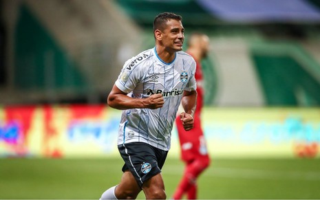 Diego Souza festeja gol pelo Grêmio