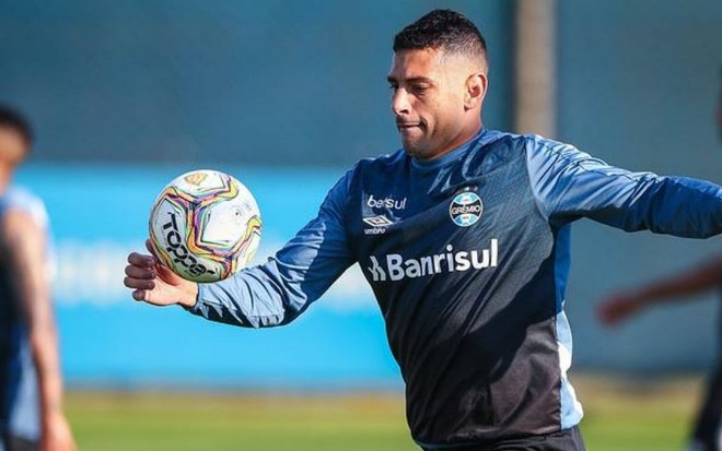 Na imagem está Diego Souza, com a bola em treino do Grêmio