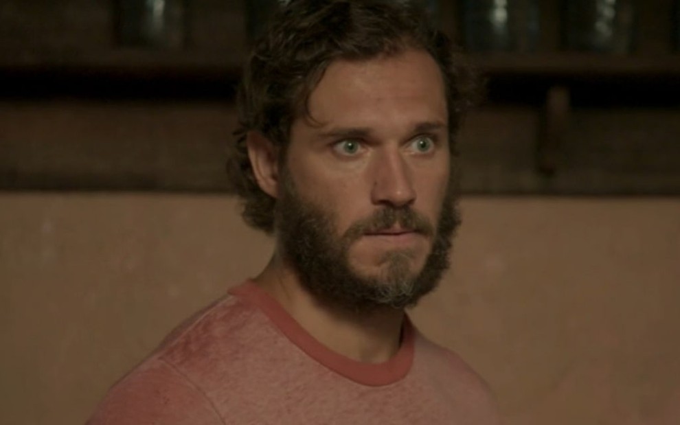 O ator Paulo Rocha com expressão de nervosismo em cena como o personagem Dino na novela Totalmente Demais