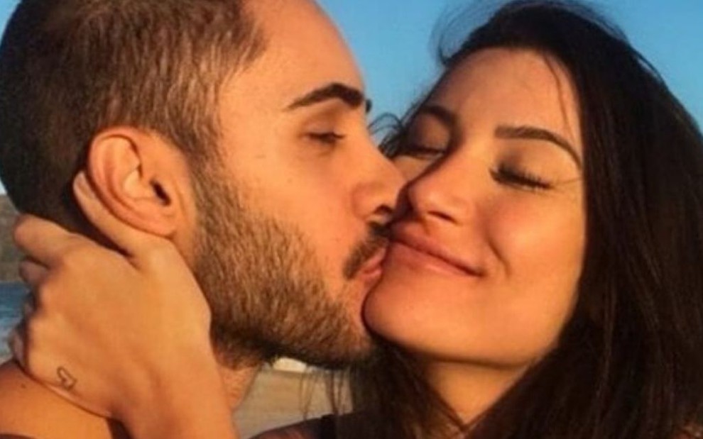 Diogo Melim beija Bianca Andrade no rosto em foto publicada no Instagram