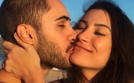 Diogo Melim beija Bianca Andrade no rosto em foto publicada no Instagram