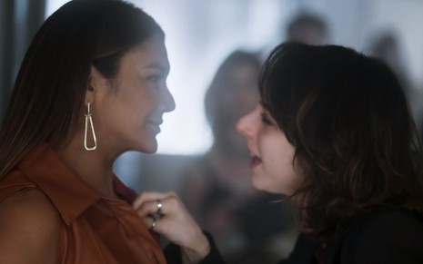 A atriz Dira Paes conversa com Manoela Aliperti em gravação da série As Five, do Globoplay
