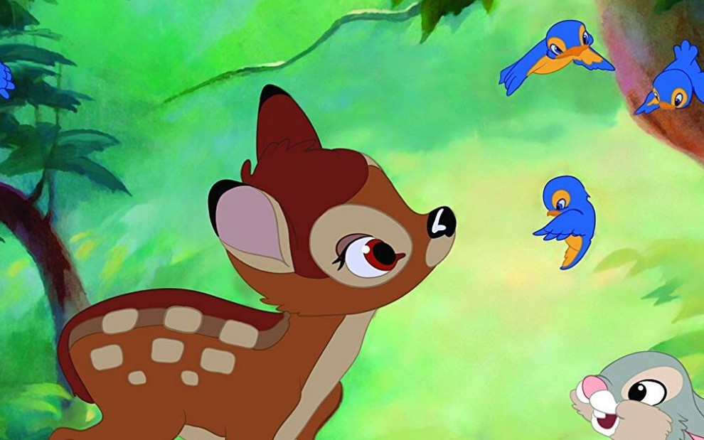 Imagem de filhote de corça, o personagem Bambi, interagindo com passarinhos azuis, um coelho e outros animais na floresta como cenário