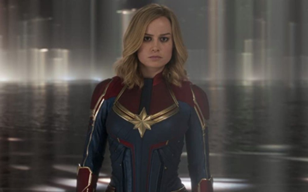 A atriz Brie Larson com expressão séria como a heroína Capitã Marvel do filme Capitã Marvel, da Disney