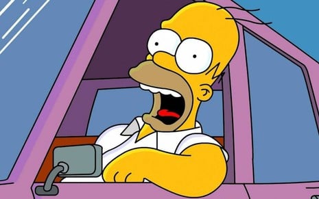 Imagem do personagem Homer Simpson com a cabeça para fora do carro gritando desesperado enquanto dirige