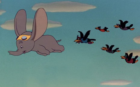 Cena do filme clássico Dumbo, lançado em 1941, remasterizado em alta definição e colorido para a edição especial do aniversário de 70 anos; na imagem aparece Dumbo voando com cinco corvos atrás