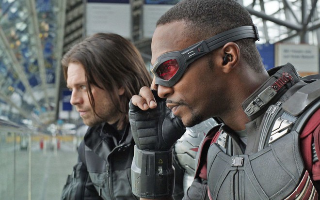 Sebastian Stan e Anthony Mackie em cena da série Falcão e o Soldado Invernal