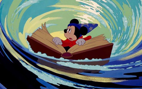 Cena do filme fantasia em que Mickey está em cima de um livro, em meio a um redemoinho