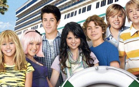 Imagem de Miley Cyrus, Emily Osment, David Henrie, Selena Gomez, Jake T. Austin, Cole e Dylan Sprouse, da esquerda para a direita, em pôster promocional da Disney