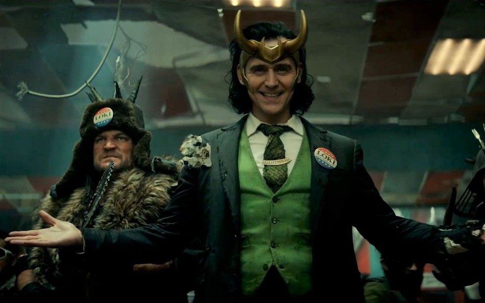 Tom Hiddleston sorri em cena do trailer de Loki, nova série do Disney+