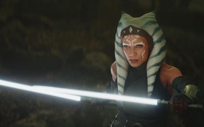 Rosario Dawson, caracterizada como Ahsoka Tano, em cena da série The Mandalorian