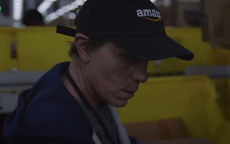 A personagem Fern (Frances McDormand) trabalha na Amazon em cena do filme Nomadland