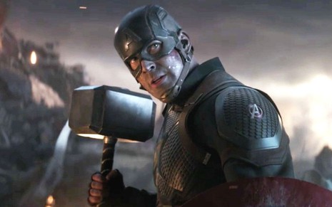 Capitão América (Chris Evans) em cena de ação no filme Vingadores: Ultimato