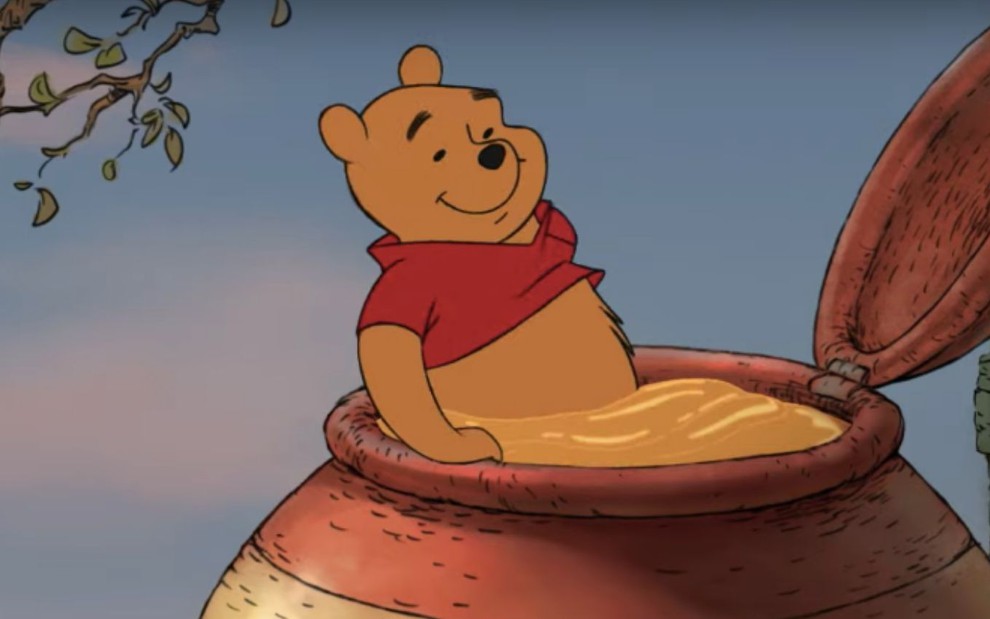 O personagem Ursinho Pooh entra em um pote de mel gigante