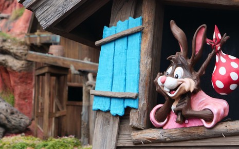 Em parque da Disney, uma decoração do coelho Quincas, do filme A Canção do Sul, segura uma trouxa em suas costas