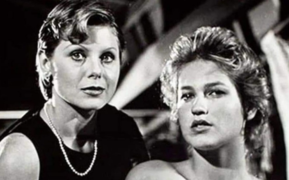 Foto das atrizes Vera Fischer (à esquerda) e Xuxa Meneghel (à direita) caracterizadas como as personagens Anna e Tamara, respectivamente, do filme Amor Estranho Amor, de 1982