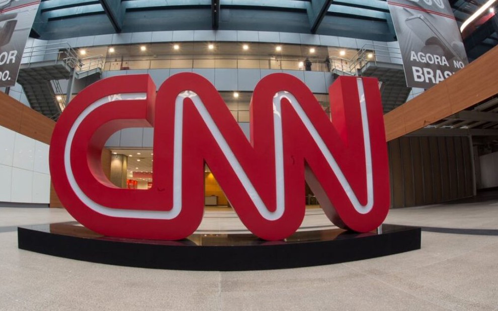 Totem de dois metros de altura com a marca da CNN no hall de entrada do canal de notícias na sede localizada na avenida Paulista, em São Paulo