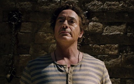 O ator Robert Downey Jr. está preso em cena do filme Dolittle (2020)