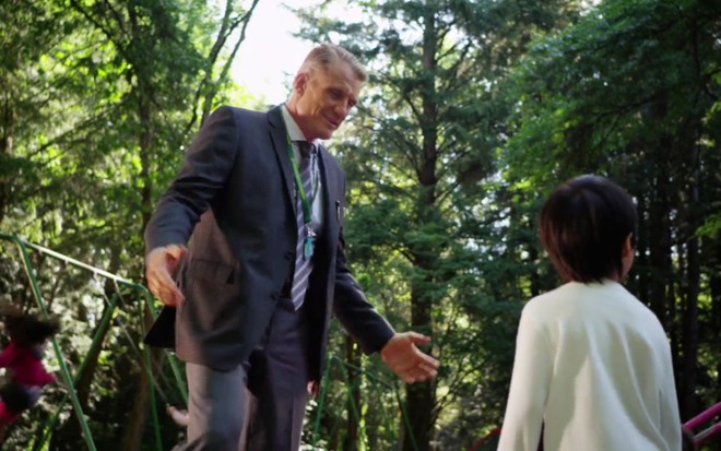 Dolph Lundgren é o agente Reed em Um Tira no Jardim de Infância 2; ele aparece conversando com uma criança