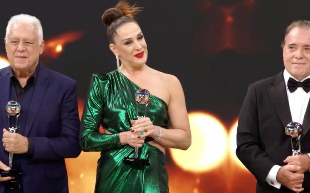 Os atores Antonio Fagundes, Claudia Raia e Tony Ramos com seus troféus recebidos no Melhores do Ano