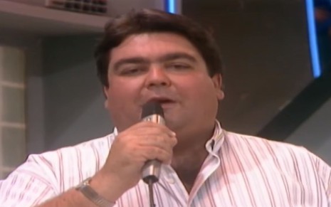 Faustão, aos 39 anos, fala ao microfone no programa de estreia do Domingão do Faustão em 1989