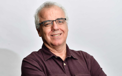 O diretor de jornalismo da Record Domingos Fraga com cabelos brancos, uma blusa polo preta, e um óculos de grau com bordas preta