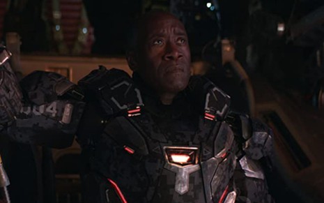 Don Cheadle com a armadura de Máquina de Combate em cena de Vingadores: Ultimato