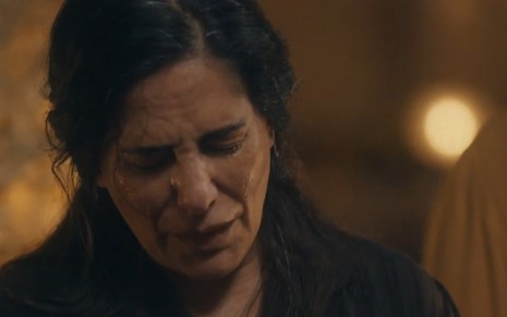 A atriz Gloria Pires chora de cabeça baixa em cena como Lola em Éramos Seis