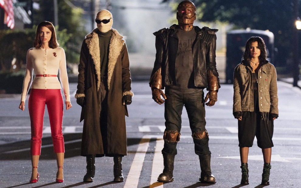 Os atores April Bowlby, Matthew Zuk, Riley Shanahan e Diane Guerrero lado a lado, como protagonistas de Doom Patrol