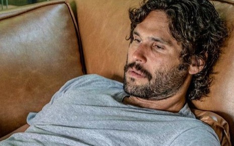 O ator Dudu Azevedo deitado no sofá, em foto publicada em seu perfil no Instagram em janeiro