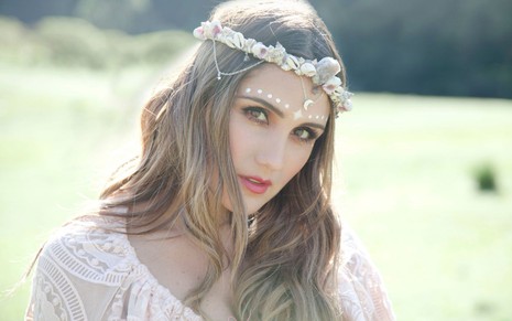 Imagem de Dulce María com cabelo solto e headband