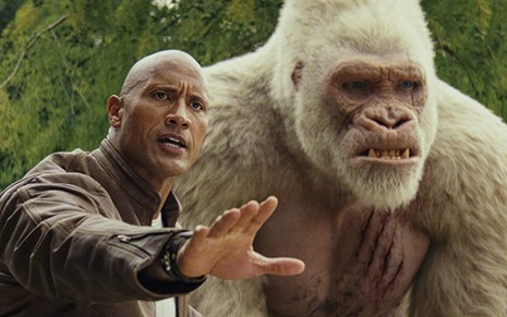 Dwayne Johnson faz sinal de calma enquanto um gorila branco gigante está atrás dele